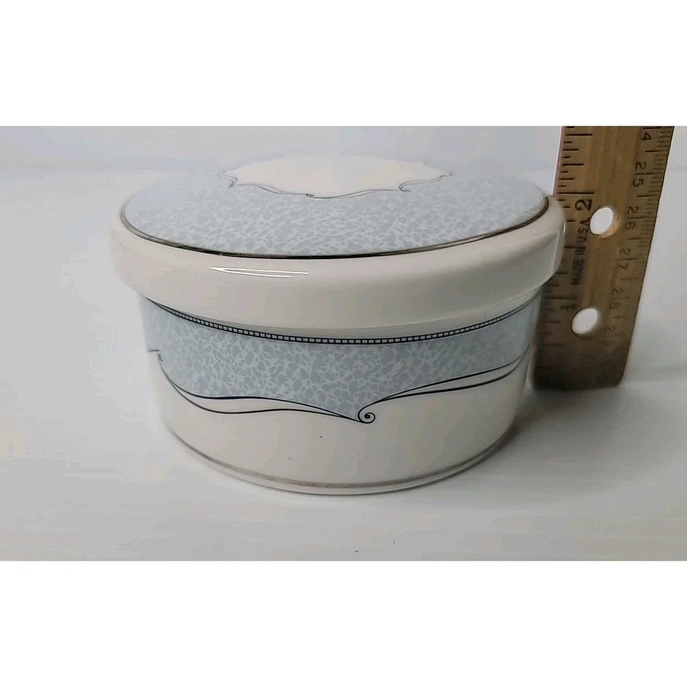 Wedgwood Venice‎ Round Trinket Box Blue White Silver Trim Bone China Nice!